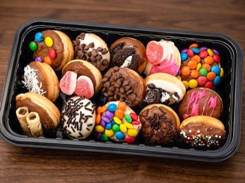 La Clásica — 15 mini donas con chocolate a elección + 5 toppings.