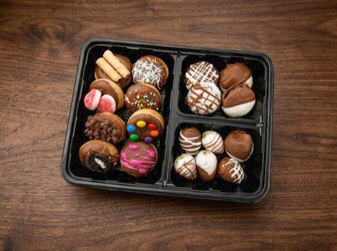 Fresas & Donas — 8 mini donas con toppings, 4 Oreo y 6 fresas con chocolate.