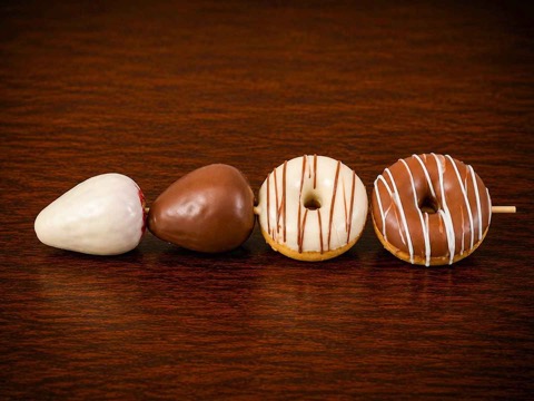 Dulce Capricho — 2 mini donas y 2 fresas glaseadas de chocolate blanco y negro.