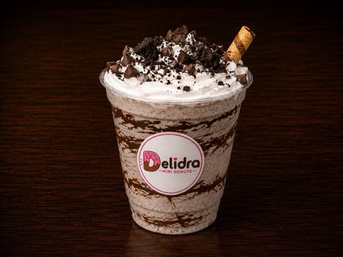 Milkshake Oreo — Bebida fría con chantilly, trozos de Oreo y un barquilete.
