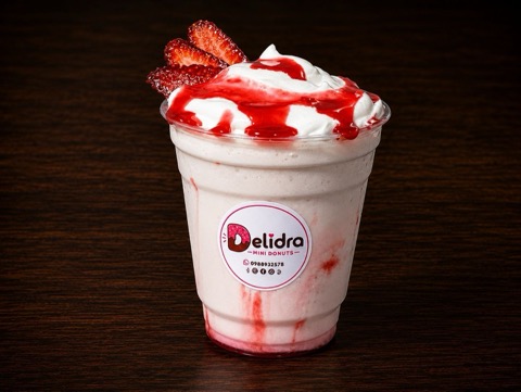 Milkshake Fresa — Bebida fría con chantilly, sirope y fresa picada.