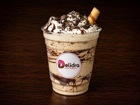 Milkshake Chocolate — Bebida fría con chantilly, chocolate, sirope y un barquilete.