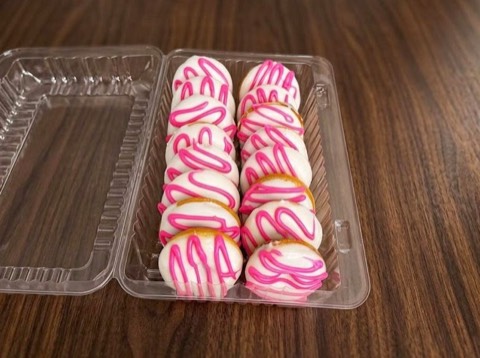 Nube Rosa — 16 mini donas con chocolate blanco e hilos rosa.