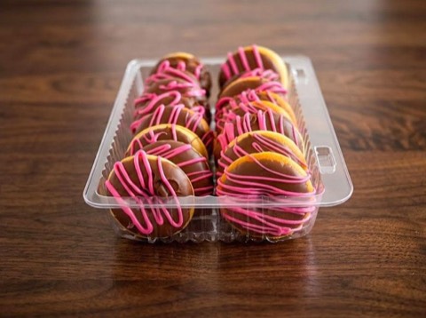 Choco Rosa — 16 mini donas con chocolate negro e hilos rosa.